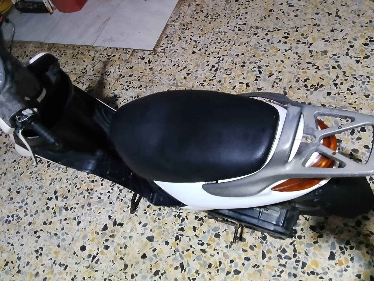 السلام عليكم دراجه لكزز للبيع دراجات نظيفه ما ناقص شي كهربائيات كامله ماكينه ما مفتوحه السعر 350 وبيها مجال العنوان ابو الخصيب البهادريه رقم ***********
