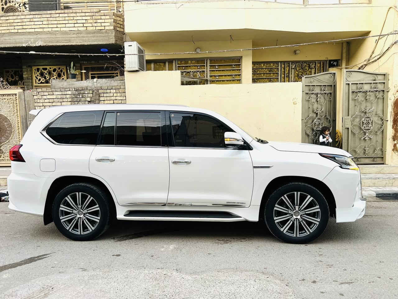 سلام عليكم لكزز للبيع موديل 2016
بريم مكفوله كفاله عامه من كلشي 

سياره جديده ماشيه 105 رقم سليمانيه بسمي 

فول مواصفات للخير شتريد مواصفات بيها مزوعه مضلل بسنويه رسمي  السعر 565

مكاني بغداد 

***********
