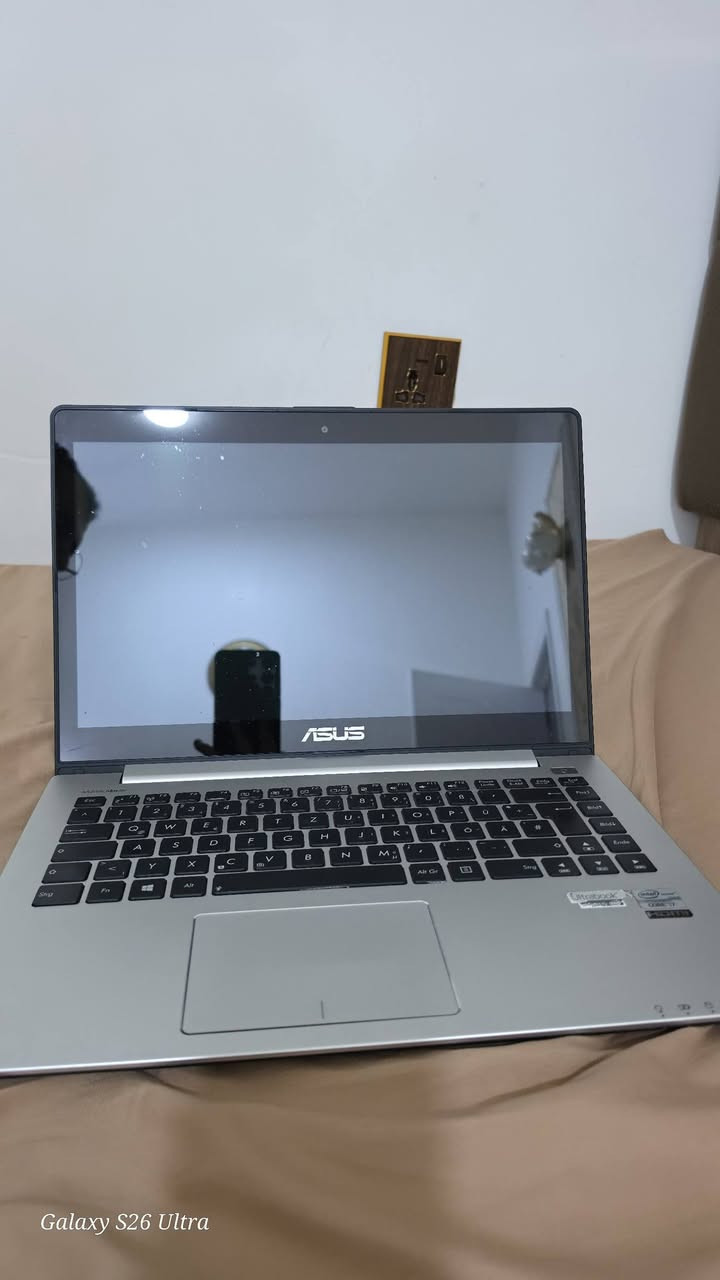 السلام عليكم، لابتوب asus Vivobook s400c للبيع
السلام عليكم، لابتوب مستعمل سليم و نضيق بالكامل للبيع بسعر 140 الف و بي مجال

ملاحضه:
 شاشه لمس، يفيد لمشاهدة الافلام او اليوتيوب، يفيد للدراسه، يفيد للالعاب القديمه مثل لعبة جنرال او العاب بسيطه، اللابتوب سليم بالكامل من كل ناحيه، مثل، الازرار، الفتح و القفل، و المنافذ. و الخ...
التفاصيل: 
processor/معالج: 
Intel Core i7-3517U
graphics/كرت شاشه:
Intel HD Graphics 4000 (Integrated)
:الشاشة/screen
14.0 بوصة بأبعاد 16:9 ودقة HD (1366 × 768) تعمل باللمس (Capacitive Touch)
Ram/ذاكرة عشوائية: 
4 جيجابايت DDR3 بسرعة 1600 ميجاهرتز (مثبتة على المذربورد؛ يوجد منفذ SO-DIMM شغال للترقية حتى 8 جيجابايت إجمالاً)
storage/التخزين: 
نظام هجين — HDD سعة 500 جيجابايت + ذاكرة SSD كاش سعة 24 جيجابايت لتسريع الإقلاع
المنافذ:
منفذ 1 × USB 3.0
منفذان 2 × USB 2.0
منفذ 1 × HDMI
منفذ 1 × VGA
منفذ شبكة 1 × RJ45 Gigabit Ethernet
قارئ ذاكرة 1 × SD Card Reader
منفذ صوت 1 × 3.5mm مشترك للسماعة والميكروفون
نظام التشغيل: يأتي بنظام Windows 8 (64-bit) و شحدث لwindows 10
الأبعاد والوزن: 33.9 × 23.9 × 2.1 سم | 
الوزن حوالي 1.8 كجم

موقع: نجف-كوفة، لا يوجد توصيل
للتواصل هنا او على الرقم: ***********
