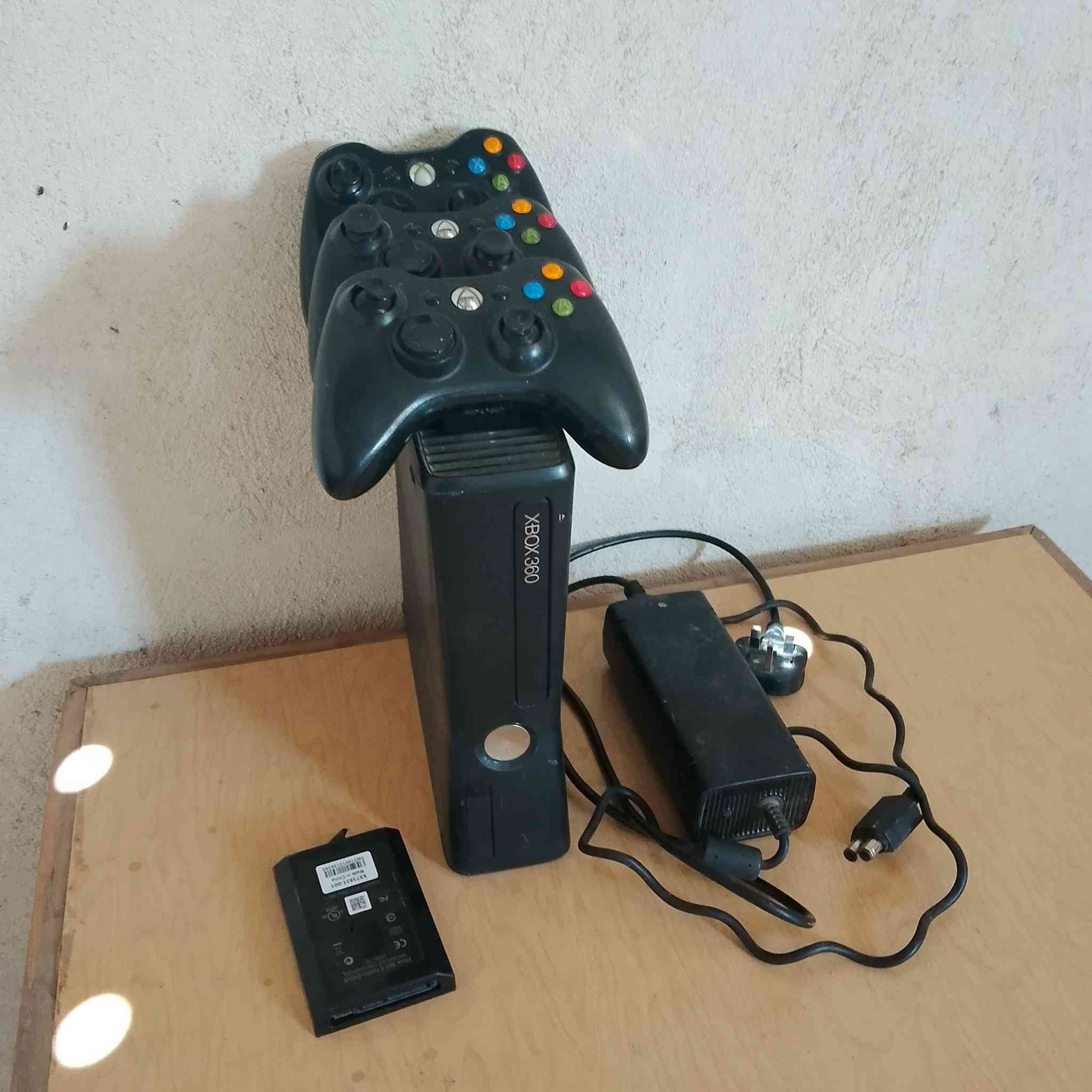 سلام عليكم بلي اكس بوكس 360سلم هارد واحد بي 76العبة وية 3جوستكات شحن سعر 120قفل وحياهم الله رقم ***********    ***********

