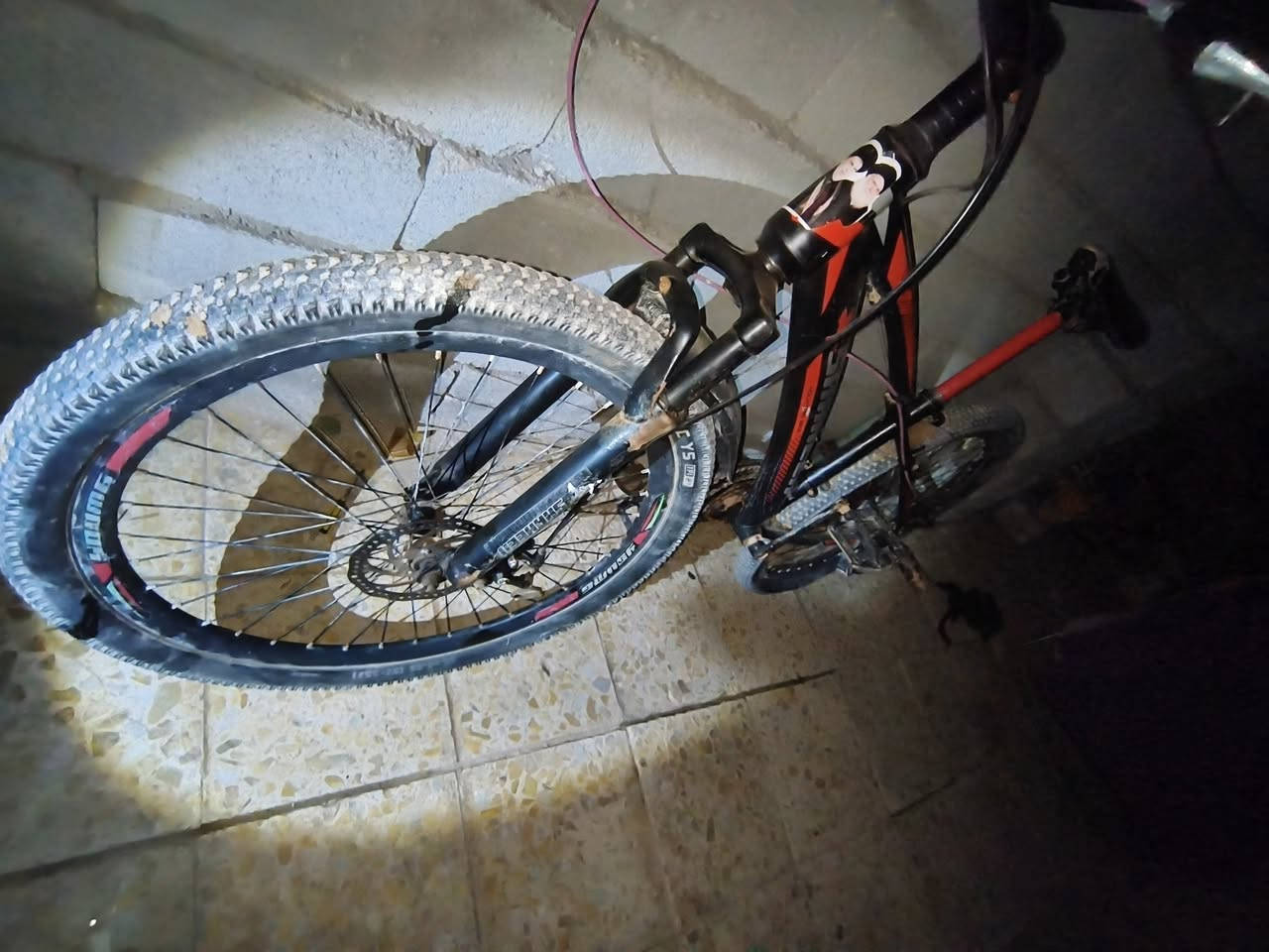 سلام عليكم. 
باسكل جبلي للبيع نضافه 90%
عقرب شغال7نمر. 
ابريكات شغاله.تايرات نضيفه.. وياله موس. جوابه جديده.. 
شخوط قليله كلش.
سعر150 ألف وبي مجال خير من الله. 
رقمي *********** متوفر واتساب. 
مكاني. نجف/كوفه
