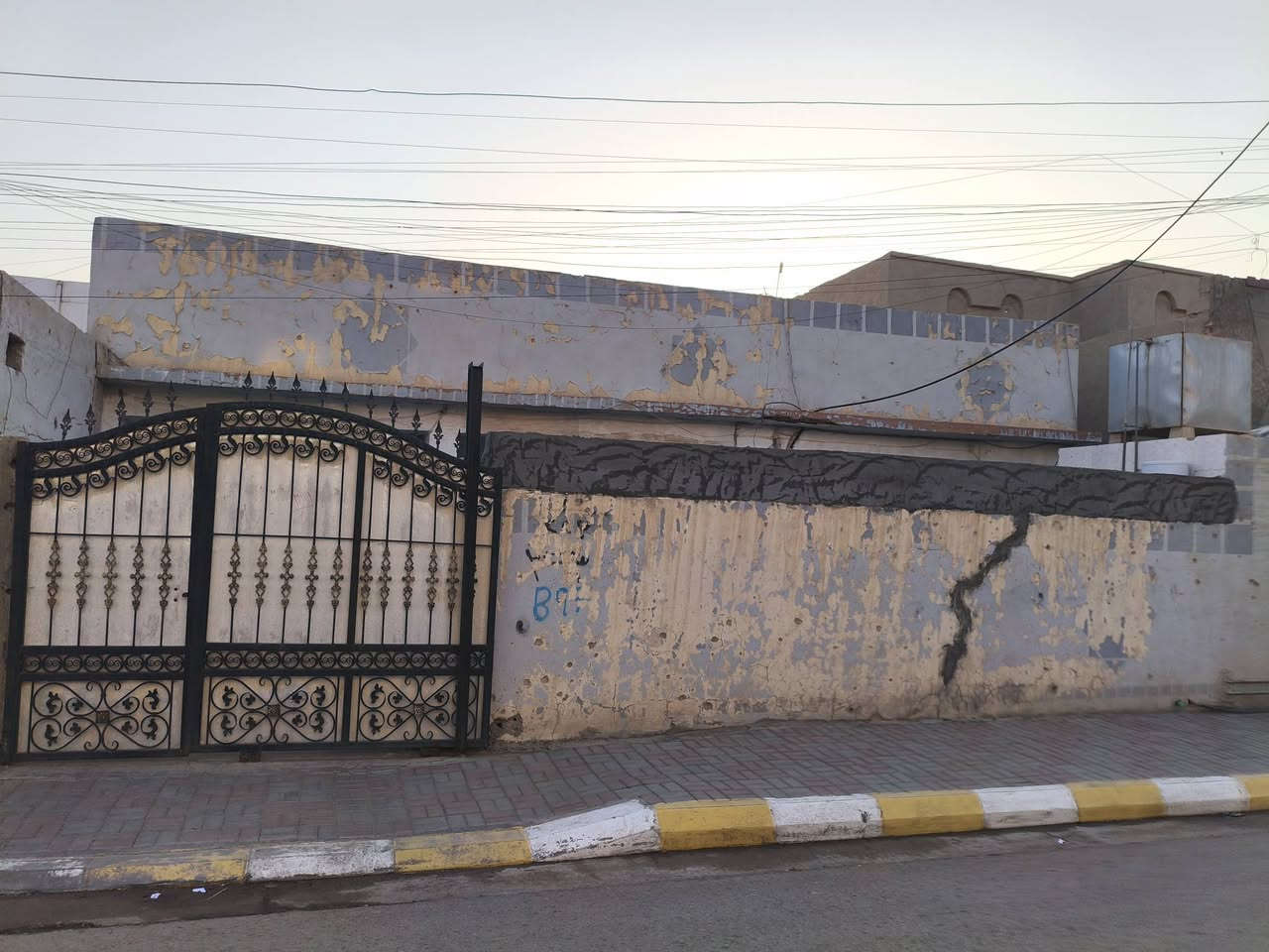 السلام عليكم
دار  بمنطقه 8شباط مساحه 210متر ركن شارع 12متر  طابقين الاول إستقبال كبير وصاله كبير مع هول ثلاث غرف نوم مطبخ كراج سياره  السعر 140بي مجال 
للاستفسار اكثر الاتصال على الارقام التاليه 
***********
***********او زياره مكتبنا الكائن التأميم 8شباط قرب تانكي الماء مكتب المصطفى للعقار
