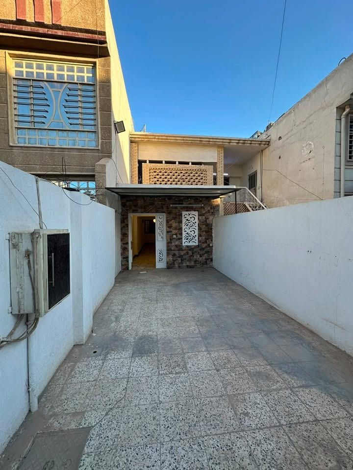 �✨ للإيجار في السيدية – بيت راقي ومميز ✨🏡
🌟 بيت بمساحة 150م
🛏️ يتكون من:
✅ 4 غرف نوم
✅ صالة واسعة
✅ مطبخ مرتب
✅ خدمات متكاملة
✅ كراج
✅ حديقه

💰 السعر:  مليون و350 قابل للتفاوض
 
📞 للاستفسار والحجز:
مكتب حلم عقاري للوساطة العقارية
📱***********
