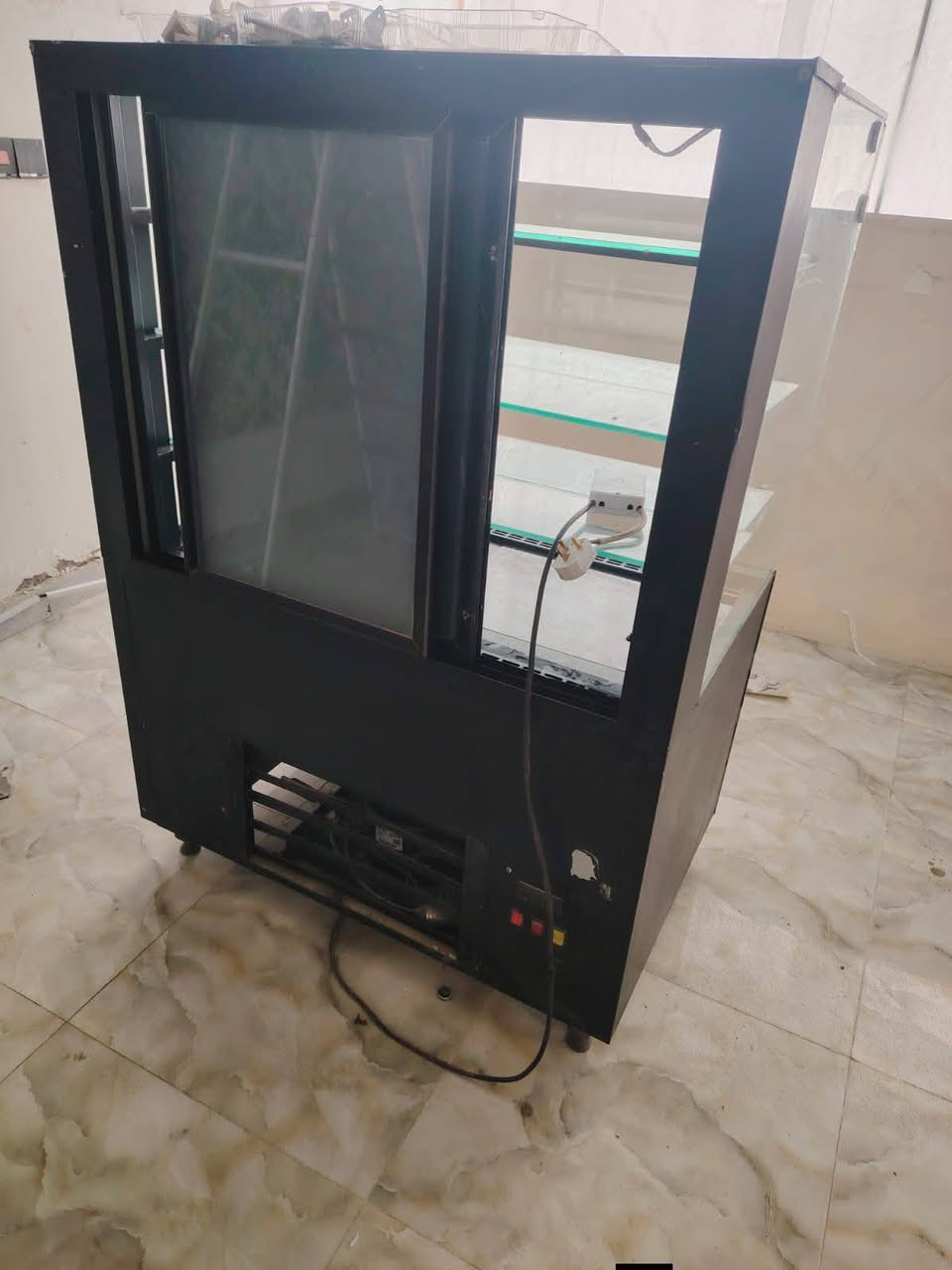 السلام عليكم
يوجد خلاط كيك للبيع ٦٠ لتر سعره ٣٠٠ الف 
الشبكه يراد الها تبديل
براد كيك للبيع ٤ خانات سعره ٥٠٠ الف 
قوالب كيك كبار و صغار سعر القالب ٣ الالف فقط
طاوليات ٥٠×٤٠ سعر الواحد ب٥٠٠٠ فقط 
مكاني كوت للاستفسار الاتصال***********
