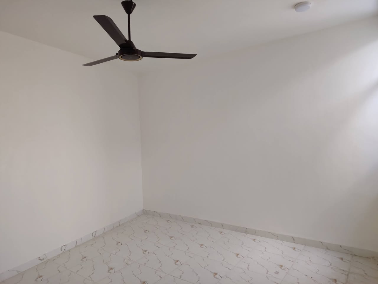 بيت البيع مساحة ميه متر طابقين غرفتين نوم وصاله وهول ومطبخ وصحيات داخلية سند ٢٥ طابو زراعي شارع تبليط البيت ركن على شارعين مقابيل دواجن حي الرحمن ***********
