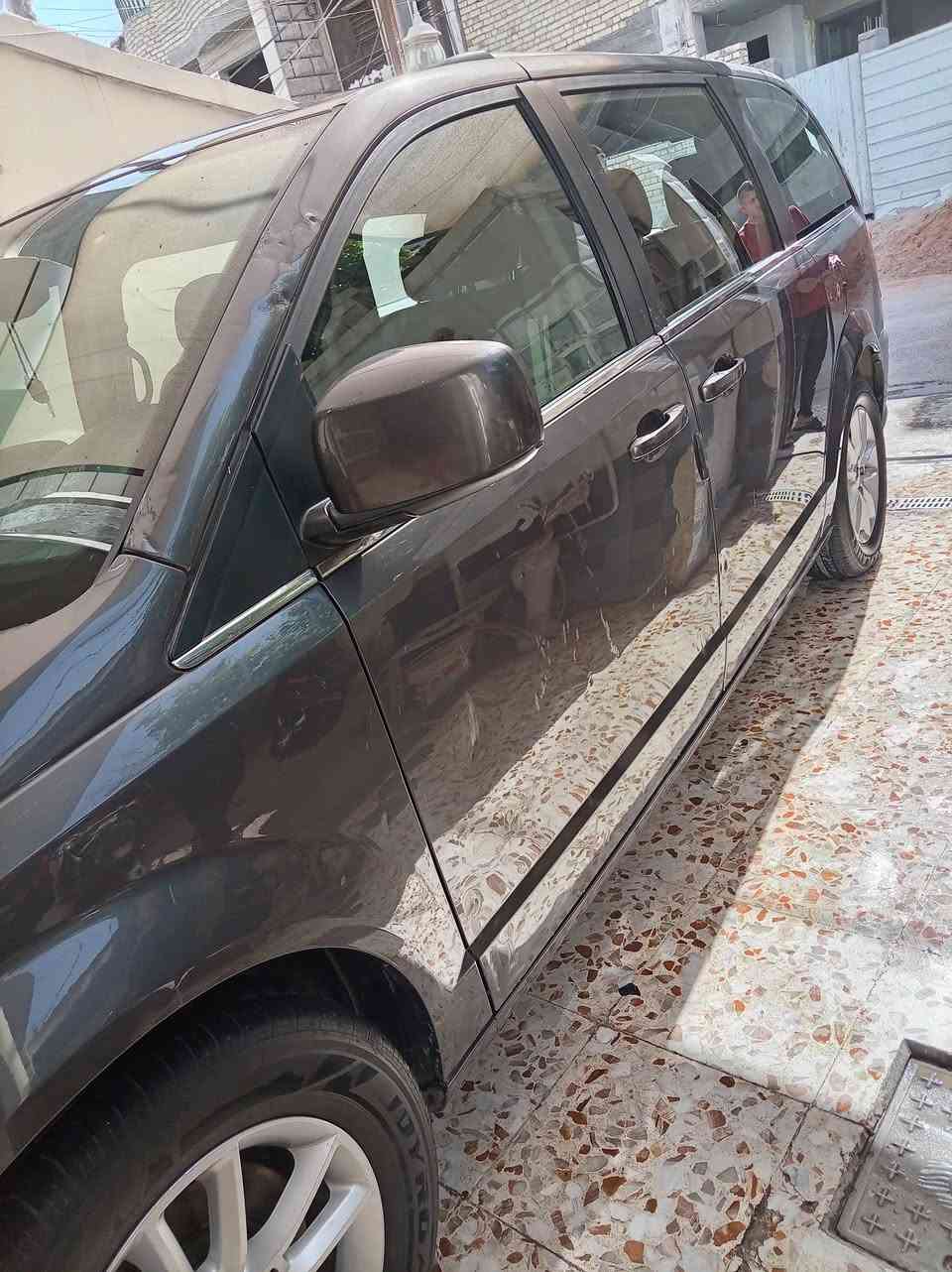 السلام عليكم دوج كرفان موديل ٢٠١٨ حادثها جانبي صبغ بابين وجاملغ امامي بجمها كبس سياره وهنا بلعراق صار بيها طخه بلجاملغ الخلفي موضحه بلصور وبيها شخوط وتكحيل موضحه بلفديو باب السايق مكانها بغداد حي الإعلام سعرها ١٨٢ بيها مجال للشراي ***********
