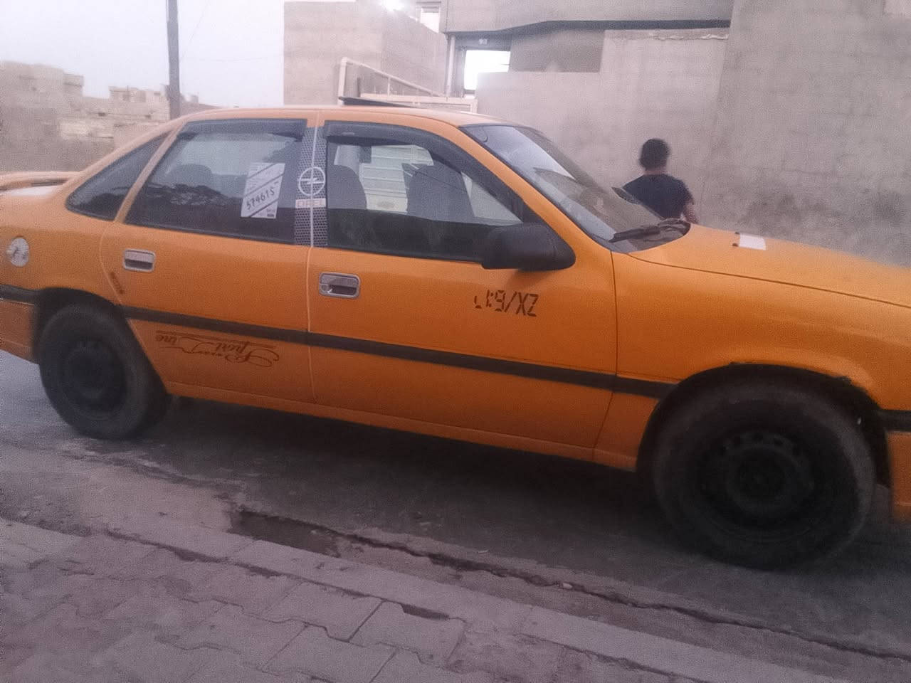 بيع اوبل فيكترا سياره نضيفه بيه دفتر بنزين كير محرك شرط موديل 94 ***********
