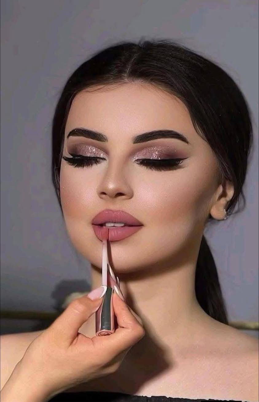 💄 📣📣مؤسسة كركوك لتعليم 💄
تعلن عن فتح التسجيلات في
🌸 #دورة_ماكياج_الاحترافي في #كركوك  🌸
📅 مدة الدورة: شهر دوام ٣ ايام بل اسبوع ساعتين بل يوم 
👩‍🏫 تحت إشراف مدرّبة خبيرة في المجال
تعلّم نظري + تطبيق عملي خطوة بخطوة
مناسبة للمبتدئات واللي حابات يطوّرن مستواهن 
🔸 برنامج الدورة يشمل:
✔️ التعرف على أنواع البشرة وكيفية التعامل مع كل نوع
✔️ أساسيات العناية بالبشرة قبل المكياج
✔️ اختيار كريم الأساس المناسب وطرق دمجه باحتراف
✔️ تقنيات الكونتور والهايلايتر
✔️ تركيب الرموش بأنواعها (الطبيعية والكثيفة) بطريقة صحيحة
✔️ مكياج يومي ناعم
✔️ لوك الكات كريس (Cut Crease)
✔️ لوك الهالف كات كريس (Half Cut Crease)
✔️ مكياج سموكي احترافي
✔️ أسرار تثبيت المكياج ليبقى طويلاً وبدون تشققات
🎁 شهادة مشاركة في نهاية الدورة
📸 تطبيق عملي + إنجاز لوكات كاملة
🔱نسخة من بطاقة الموحده
🔱2 صور شخصيه 

📞 للاستفسار والتسجيل:
📞 ***********
🏡 العنوان:
📍  كركوك روناكي مقابل كليه الاداره والاقتصاد فوق حلويات عنتاب
⚜️احجزي مكانك وابدئي رحلتك في الاحتراف 💄
