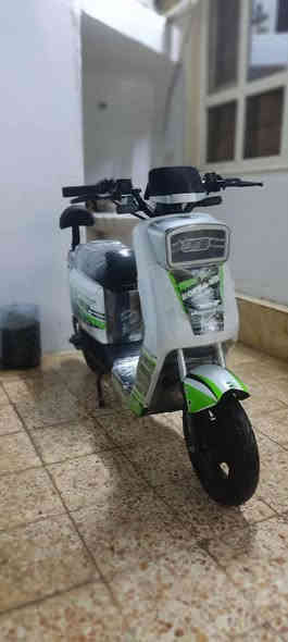 السلام عليكم متاح 
مطور شحن ار 7
بطايات 28امبير 
تشقيل عن بعد
قفل سرقه
مطور نيضف 
الملف والي اصلي 
عقل رياضي 72فولت
السعر 350وبي مجال
0770 034 7882
