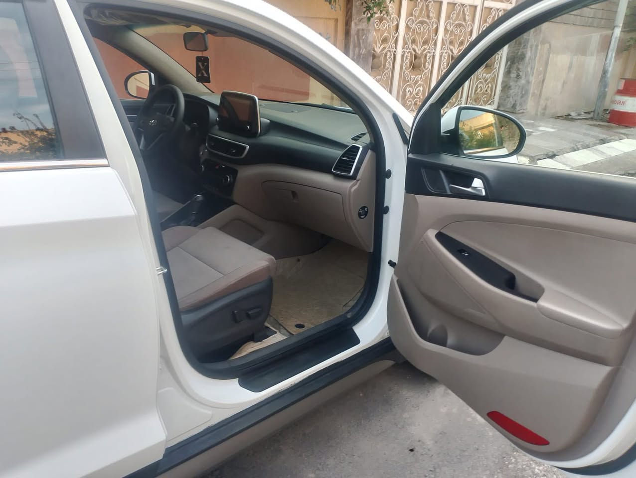 السلام عليكم توكسن للبيع موديل 2020 
ماشية 114 الف كيلو
بارد بسيط بالبوند
والباقي مكفول
السعر 190 وبيها مجال
***********
*********** واتساب
