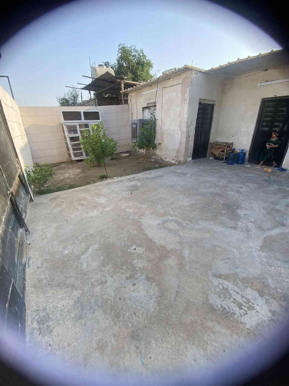 السلام عليكم ورحمة الله وبركاته 
بيت تجاوز للبيع مساحة 230 متر العنوان بغداد الكرخ حي الاعلام نهاية سوق اميمة بظهر البيت الشارع العام الرئيسي قرب المدارس الابتدائية وكلشي قريب عل بيت غرفتين مطبخ استقبال حمام خارجي شرقي غربي كراج ياخذ سيارتين حديقتين 

مساحة جانبية تكفي بناء مشتمل الكهرباء كلهة دفن خطين وطني خط مولد نظام كامرات وجرص 

نظام خلاطات ماء حتة بوري الاسالة ودفن البواري كوي اصلي تانكي الماء والماطور والسخان والمغسلة والكامرات يبقن هدية للمشتري متوفر واتساب 

***********

السعر مع الاثاث 29 م
بدون اثاث 26 م
