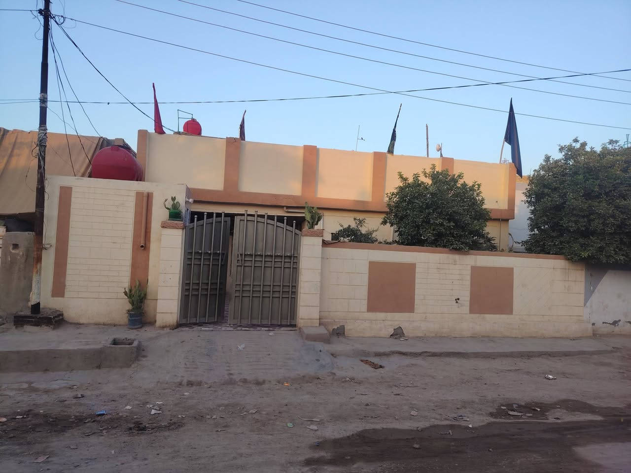 بيت للبيع طابو صرف المساحه ٢٦٠ يتكون من ٤ غرف نوم واستقبال ومطبخ وهول وصاله وصحيات بيت كامل للاستفسار خاص او إتصال *********** بي واتساب حي العسكري قرب مدرسه كميل
