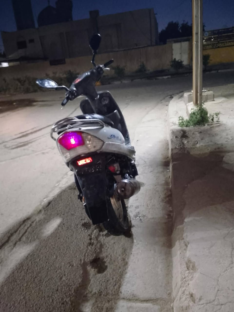 دراجه للبيع ماكس كفراتها مختمه ومطابقة ويه المكينه مثل ما واضح بالتصوير كهربائيات كلها شغالة ب450وبيها مجال الاتصال الرقم *********** مكاني بغداد المشتل شارع المطبك
