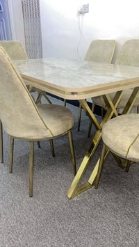 ميز طعام • ٦ كراسي • نظيف