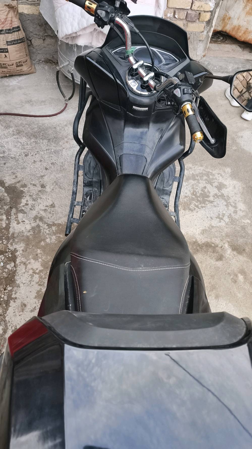 السلام عليكم .. Pcx جيل ثالث كفاله عامه 
ماشيه 18 الف 
بصمه وحده 
دراجه خير من الله 
السعر 13$ بيها مجال، قليل للشرااي .. مكاني مدينه الصدر الهاتف
***********
