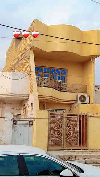 مشتمل ١٠٠ م للبيع 
الوجه ٥ م
النزال ٢٠ م
حي الشهداء /قرب التارتان وشارع الدبية شارع ١٠ م 

الفرع مجاور روضة أطفال البسمة
يتكون من طارمة وصحيات خارجيةوأستقبال ومطبخ حار وبارد وصحيات ومنور وغرفة نوم واحدة في الطابق الأرضي
الطابق الأول يحتوي على غرفتين نوم وصحيات وحولي كبير  ودرج
الطابق الثاني غرفة نوم كبيرة و بيتونة وسطح أمامي وسطح خلفي 
البيتونة والسطحين شتايكر كامل 
السعر المطلوب   ١١٠ مليون وبيه مجال
للأستفسار    ***********
