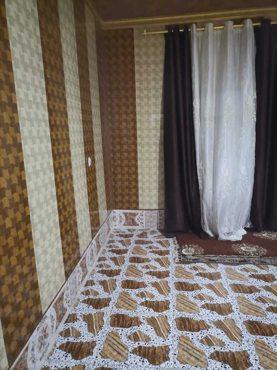 سلام عليكم بيت للبيع مساحه دونم بي بير وبستان زيتون ونخل  البيت متكون من غرفتين ومطبخ حار وبارد موزع وهول وربعه صحيات داخل وخارج حدايق ثنين مخزنين خارجيات البيت الارضيه سيراميك كل البيت المطبخ والصحيات سيراميك ارضيه وجدار كهرباء و مولد ومي  (بس تجي تسكن )العنوان قضاء العلم عرب حسين الجريش (السعر 85وبي مجال)التواصل على هذا الرقم‭
‭0773 596 1340‬
