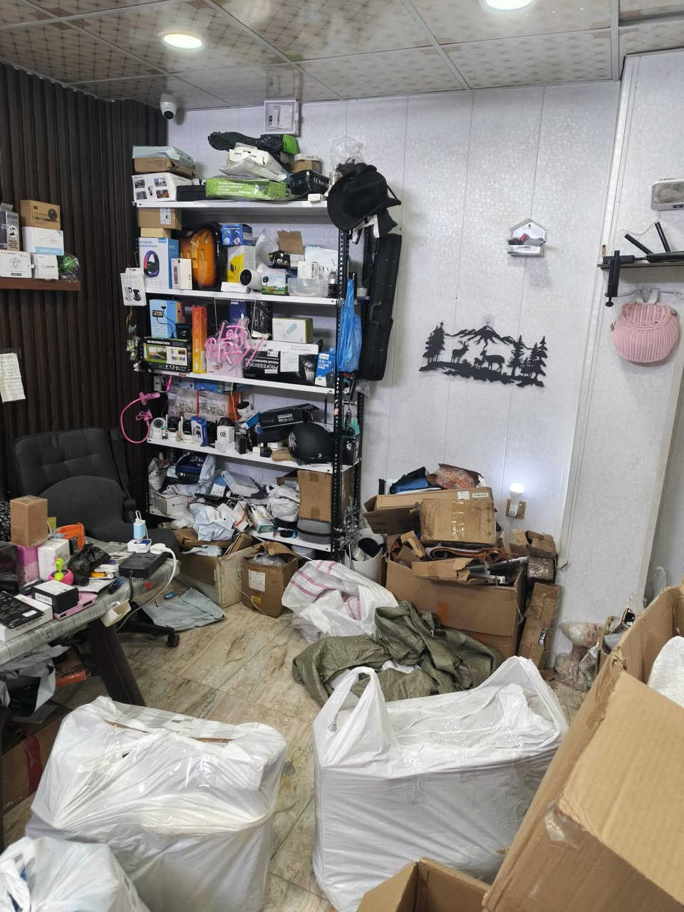 السلام عليكم غراض محل كامل للبيع مكس Dhl الكتروني منزلي ملابس شلعة او كيلو ‏‪***********‬‏ بغداد
