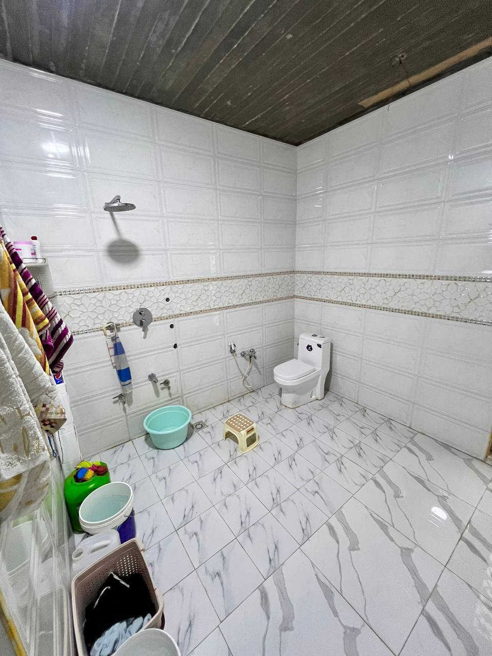 سلام عليكم دونم مع بيتين في التنومه نهر حسن شارع الدواجن 
يحتوي البيت الاول (الكبير)
بناء طابوق الطيب درجه اولى والكونكريت تسليح حديد اوكراني 
الطابق الارضي  
١-مساحه البناء ٢٠٠م 
٢-ديوان ١٠*٥ مع جبس بورد 
٣-هول ٦*٧مع جبس بورد 
٤-مطبخ ٥*٦ مع جبس بورد 
٥-غرفه نوم سويت ٥*٥
٦-غرفه نوم ٥*٤
٧-درج مجنح (ملكي)
٨-حمام 
الطابق الاول 
جميع الغرف مع الصاله والبيتونه جبس بورد 
١-غرفه نوم سويت ٩،٢٥*٤،٥ عدد ٢
٢-غرفه نوم ٤،٥*٤،٥
٣-غرفه نوم ٥*٤ عدد ٢
٤-هول ٦*٧
٥-درج دائري 
٦-يفصل اليبتين منور ١،٥*٤
٧-حمام 
يحتوي البيت الثاني 
١-مساحه البناء ١٧٠م
٢-استقبال ٤*٥
٢-هول ٤*٥
٣-غرفه نوم سويت ٩*٥
٤-موزع مع مطبخ داخل الموزع 
٥- درج دائري 
٦- بيتونه+مخزن +سطح مفصول عن البيت الكبير 
٧-حمام 
الحديقه  مساحه الحديقه ٢١٠٠م 
١-نخل برحي عدد ٢
٢-نخل بريم عدد ٢
٣-نخل خصب عدد٢
٤-نخل خضراوي عدد ١ 
٥-سدر (نبگ) عدد ٤ 
٦-مخزن ٤*٦
٧-مجموعه صحيه خارجيه حمام + تواليت 
٨- سقيفه كي سبان 
٩-سقيفة سطح البيت
 السعر ٦٥٠ وبي مجال
استفسار***********
