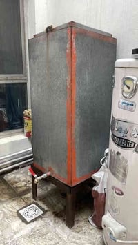 تانكي خزن نفط نظيف جدا مع القاعدة ارتفاع ١٠٠ سم وعرض ٤٥ سم  يستوعب ٢٠٠...