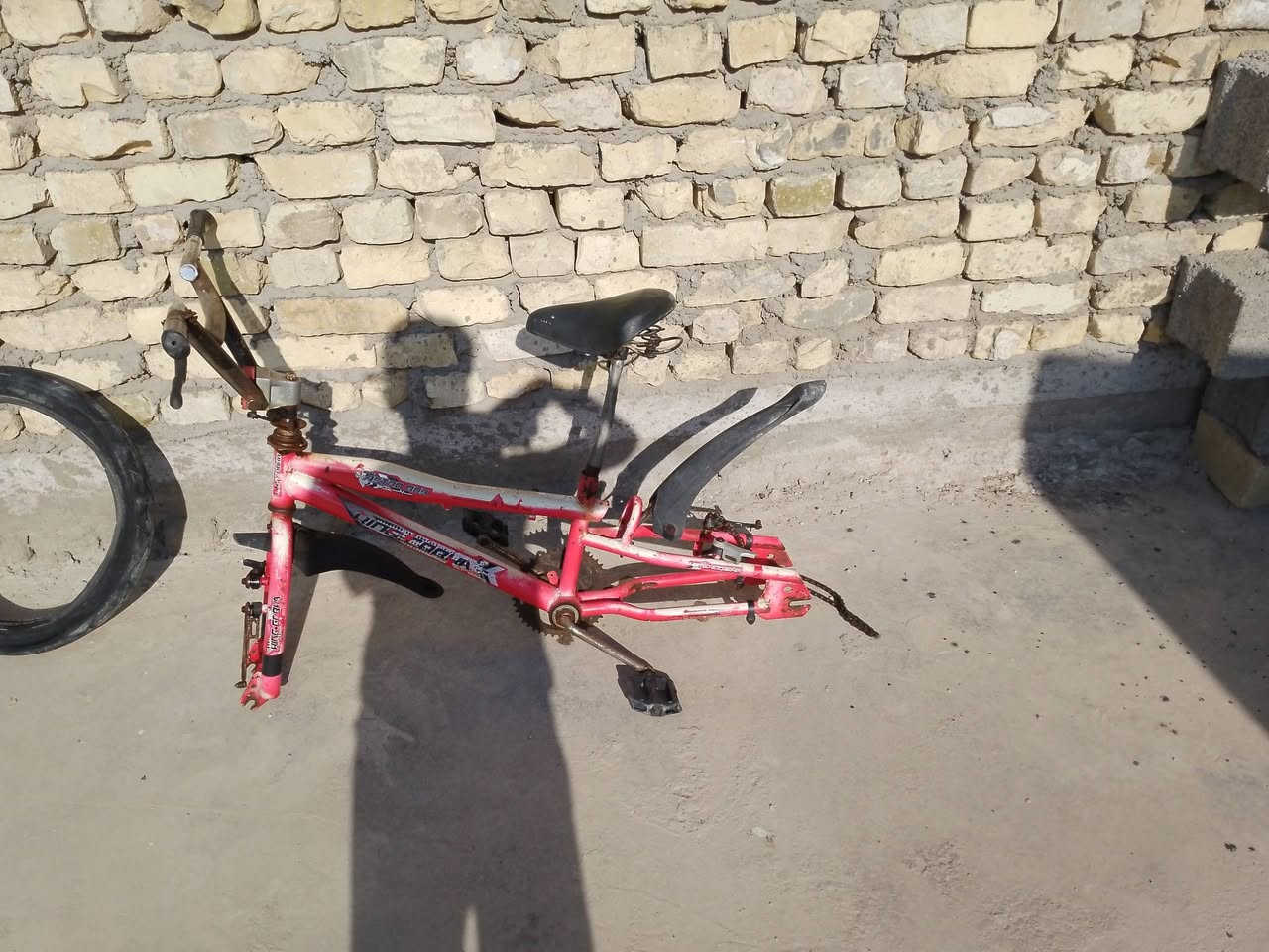 السلام عليكم عندي بايسكل للبيع حجمه 20 رادله بسكوابه هو واضح قدامكم بالفيديو الصور مكان بغداد مدينه الصدر هذا رقم الهاتف (***********) معرض البايسكل ب 30 وبي مجال
