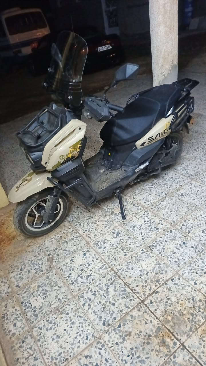 سلام عليكم دراجه شحن نوع اباطشي ست بطاريات دراجه كلش نضيفه استخدام شي قليل كله ع وضع شركه سرعتها 90 ب شحنه الوحده تمشيك 65 كيلو حقيقي مكان دراجه بهرز سعرها مليون و350 بيها مجال ما متواجد ع فيس الاتصال ع الرقم ***********
