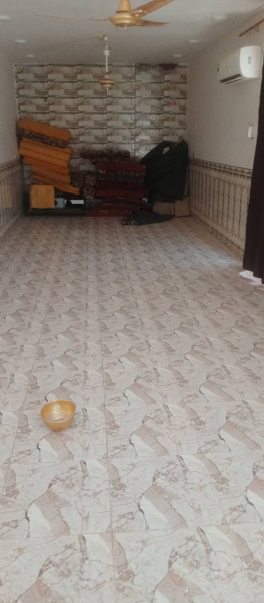السلام عليكم
بيت للبيع
قريب على شارع اثلاثين من جيهة شيخ شبيب
2غرف 3.5×5

صاله10×4+ممر2.5×3

مطبخ3.5×3.5

ديوانيه..3.5×12.5

طارمه 15×6

صحيات اثنين

كل البيت سيراميك 

السعر 60وبيه مجال بسيط 

***********
