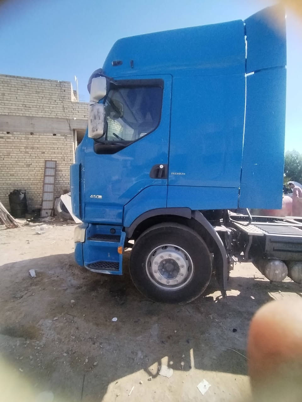 سلام عليكم للبيع رينو موديل 2007 مشترك كير اوتماتيك مربوطة فلات سنوية ساقطة تخم تاير السيارة جاهزة لشغل واي استفسار ***********
