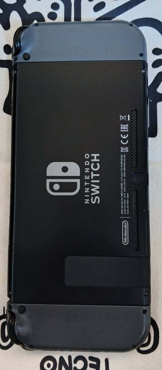 نينتندو سويتش Lcd مهكر قطعة نظامين اوفلاين  فقط فعال (النسخة المحسنة V2 في النسخة المحسنة بطارية الجهاز تكون بقوة بطارية الاوليد في مدة التشغيل ) نظافة ممتازة جدا والشاشة نظافتها ١٠٠ بالمئة وكافة الملحقات والجويكونات اصلية 
 مع ذاكرة 128 كيكا اصلية مليئة بالالعاب مع كافة الملحقات الاصلية للجهاز مع جنطة للجهاز والملحقات و الجهاز مكفول من كافة المشاكل والاعطال 100 بالمئة 
السعر 250 الف 
توصيل بغداد ٥ الاف وباقي المحافظات ٦ الاف 
للتواصل ماسنجر او واتساب او الاتصال
***********
