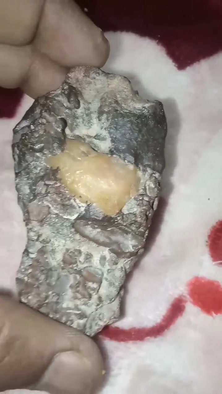 تظنها قطعه حصوه تكسرت من عمود اسمنتي خرساني 
ولكن الحقيقة تختلف كثيراً عما ظنوا 
انه حجر طبيعي محضون بـ طبقات صخريه 
واضح انه تكون منذ زمن بعيد مع عوامل الطبيعه 
الوزن تقريباً 150جرام


**إذا كنت صاحب هذا الإعلان وتريد حذفه لأي سبب، رجاءا أرسل رسالة إلى الدعم الفني**