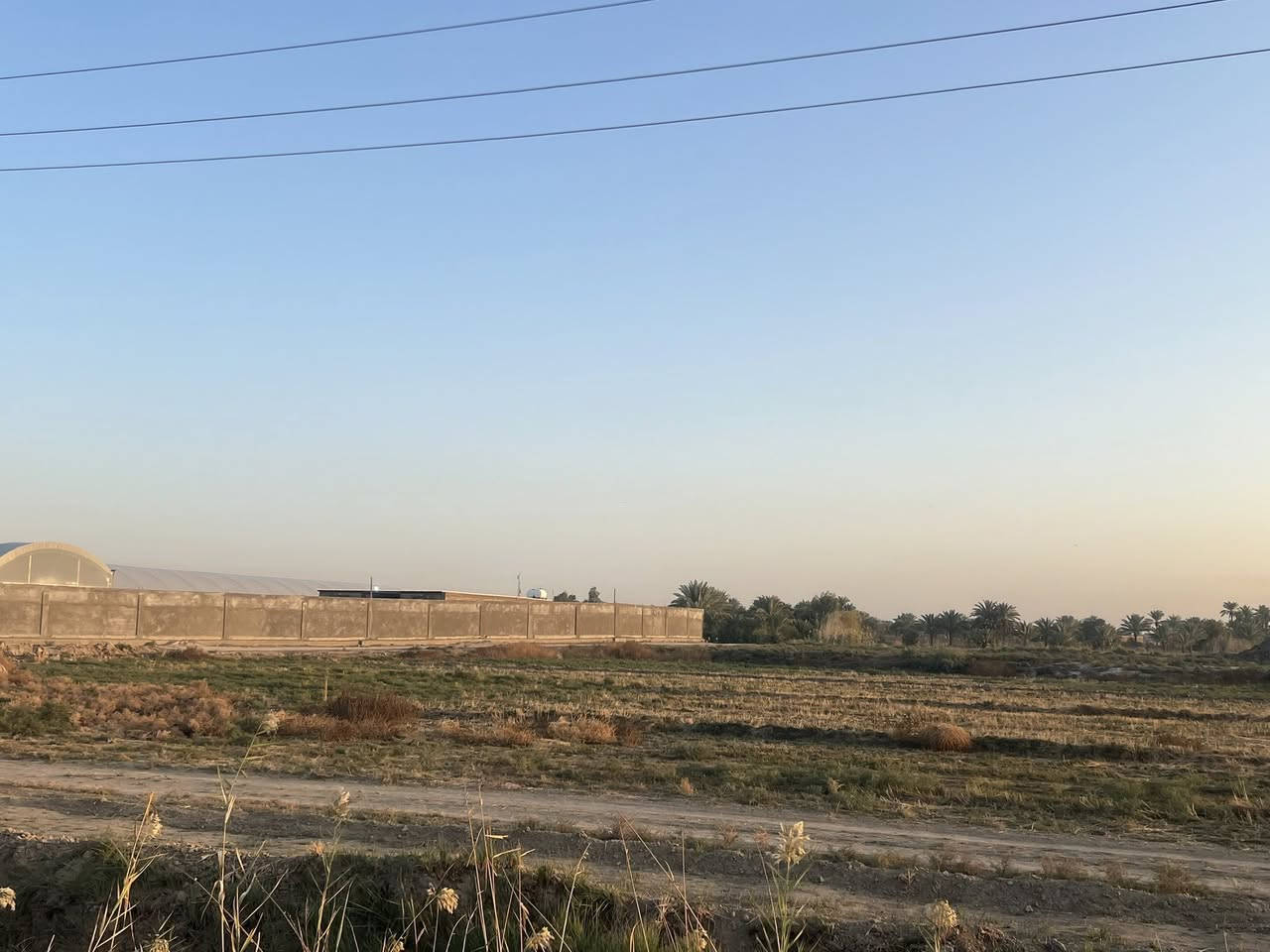 سلام عليكم ارض طابو للبيع المساحه 30 دونم سند مستقل بأسم شخص واحد الارض مكانه حلوه تصلح مجمع سكني او شاليات العنوان طريق كربله نجف طريق مفرك الكفل عمود 350 
استفسار.   ‭0783 885 1910‬
