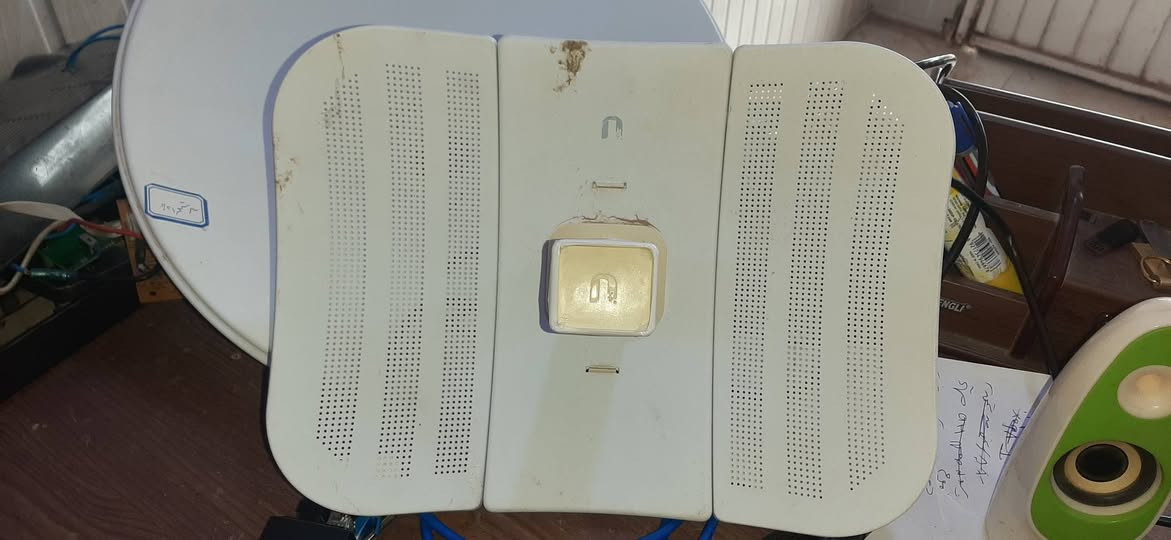 صيانة اجهزة الانترنت
بوربيم
لايت بيم
عاكسة لاتعمل نهائيا او الانترنت يفصل 
اذا عندك صحن انترنت
العطل
لايعمل نهائيا
او الانترنت يفصل ويعود
او الجهاز ارستر
او الجهاز اشارتة عالية
هذة واحد من الاجهزة التي تتم صيانتها يوميا
هذة جهاز لايت بيم الجهاز تعرض لاكثر من عطل بنفس الوقت
نزول ماء وفولتية عالية علية
تم تبديل ايسي اللان
واعادة صيانة الجهاز بطريقة علمية حقيقية
وتم فحص الجهاز بشكل كامل داخل الورشة والتأكد منة
الوسام لصيانة الاجهزة الالكترونية
العنوان داخل قرية اللزاكة
المهندس سالم الحمادة ***********
