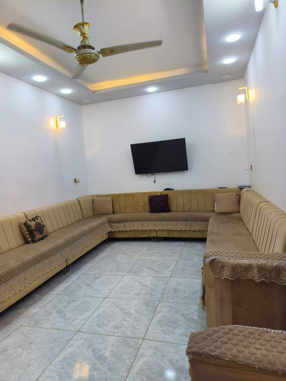 دار للبيع مساحة ١٠٠ مربع ١٠في ١٠ طابقين نظيف جدا
الطابق الأول غرفه وصاله واستقبال ومطبخ وحمام داخلي وخارجي بناء طابوق جمهوري اساس وسكف صب كونكريت مسلح بناء جناي الطابق الثاني ثرمستون يحتوي غرفتين وصاله وحمام وسطح
خلف سكله الكرعاوي طابو زراعي
سعر ٦٥ مع المجال للاستفسار الاتصال ***********
