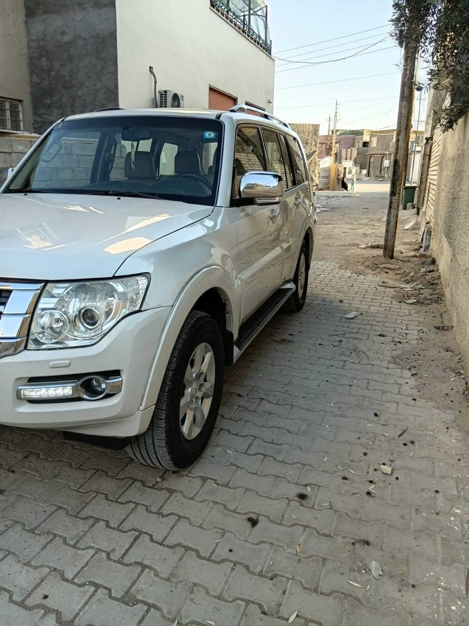 السلام عليكم  باجيرو موديل 2015 حبتور محرك 6 سلندر 3500  مكفوله من الضربه والصبغ سونار منشور فتحة كشنات جلد كشنات كهرباء ٧راكب دمام خلفي ٣قطع تبريد مري شفط حساس خلفي
دفع رباعي باقي المواصفات معروفه 
 تخم تايرمع صدر خلفي امامي جديد رقم بغداد بسمي جديد السعر ١٦٩ اوبيها مجال بسيط 
***********
