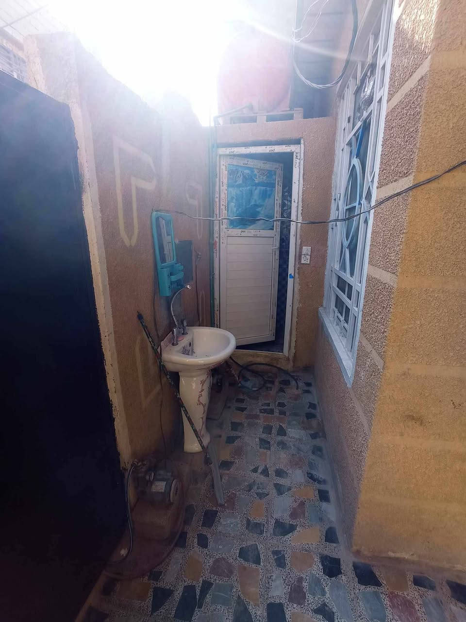 السلام عليكم بيت للبيع في كربلاء گنطرة السلام المساحة 100 متر طابقين يحتوي على 3 غرف نوم واستقبال خارجية يصلح حسينية للزوار للاستفسار الاتصال على الرقم ***********
