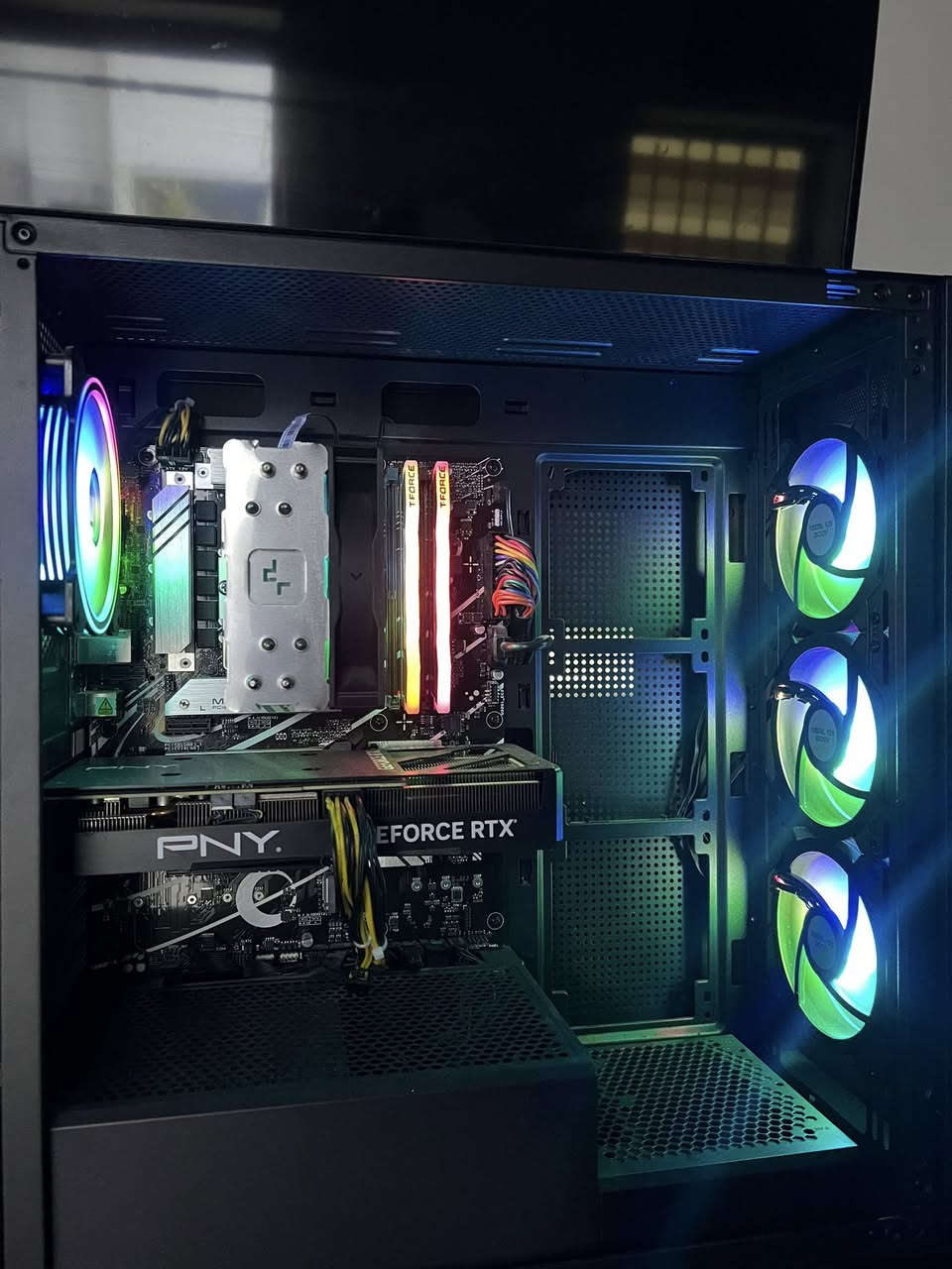 للبيع PC وحش / Gemming / مونتاج / تصميم
• CPU: Intel Core i5-13400F (جيل 13)

 • GPU: NVIDIA GeForce RTX 4070 12GB

 • Motherboard: ASUS B760-PLUS

 • RAM: 32GB DDR5 – 4800MT/s

 • Storage: SSD M.2 NVMe PCIe 4.0 – 500GB

 • OS: Windows 11 Pro – 64bit

 • DirectX: 12

السعر : 950 الف 
العنوان : البصرة 
واتساب : *********** 
تصال : ***********
