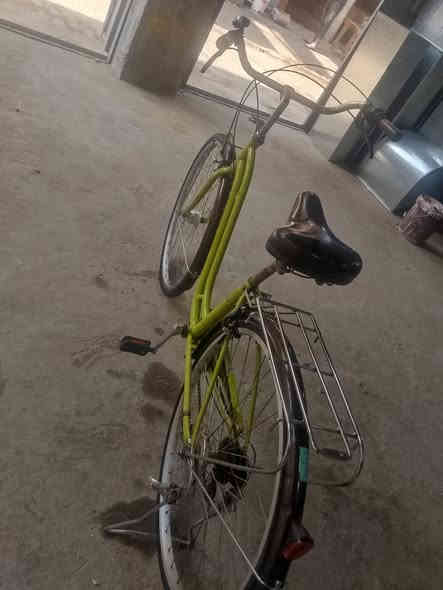 سلام عليكم بايسكل بلادي جديد حجم 27 ابو الكير لبيع  وشراي بي خير ويدلل سعره 100 رقم التلفون ***********
