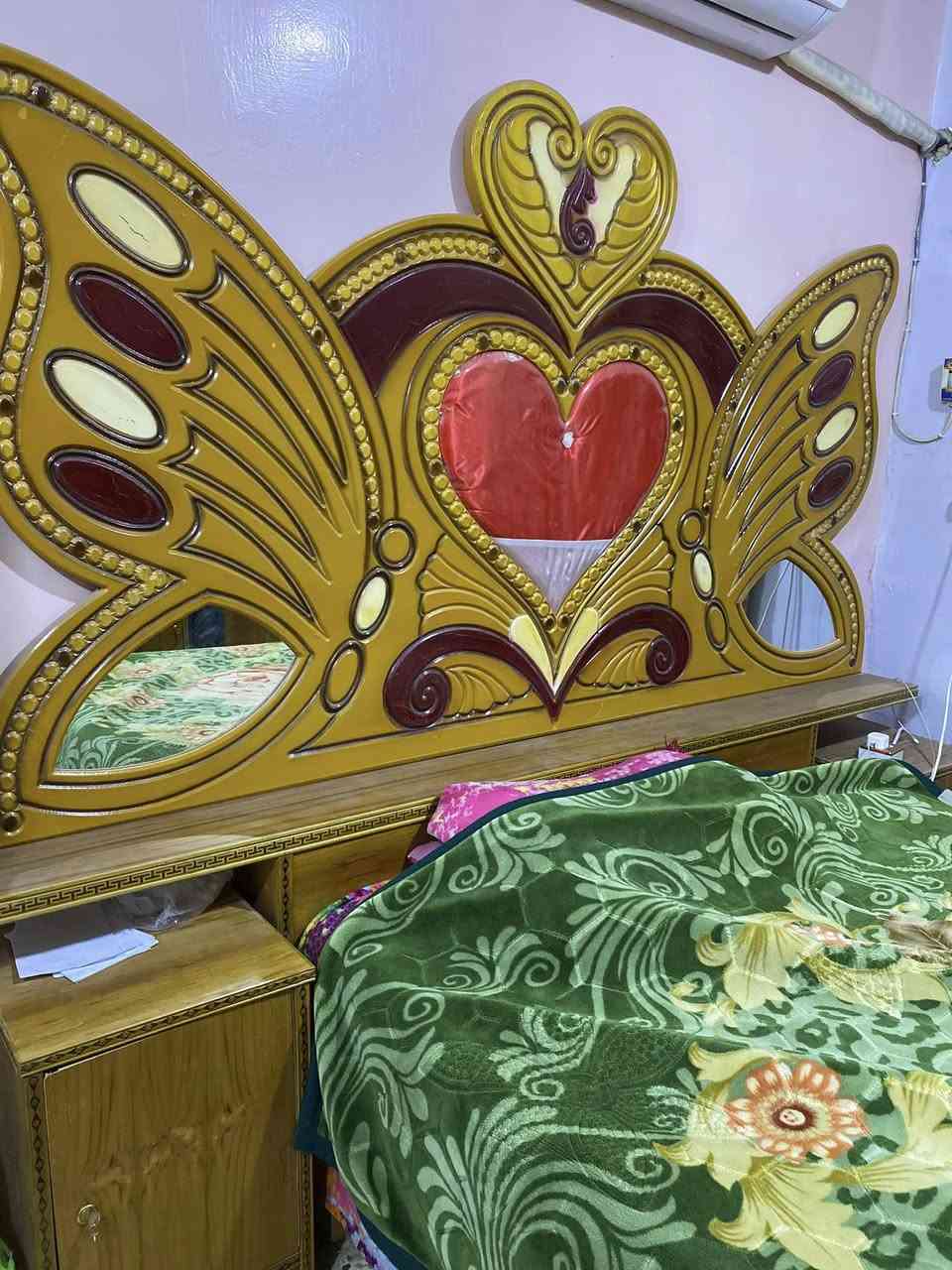 غرفة اخشاب للبيع
استعمال قليل نظيفه جدا 
مكان النجف حي العسكري
***********
الكنتور 6باب
مع كامل الملحقات
