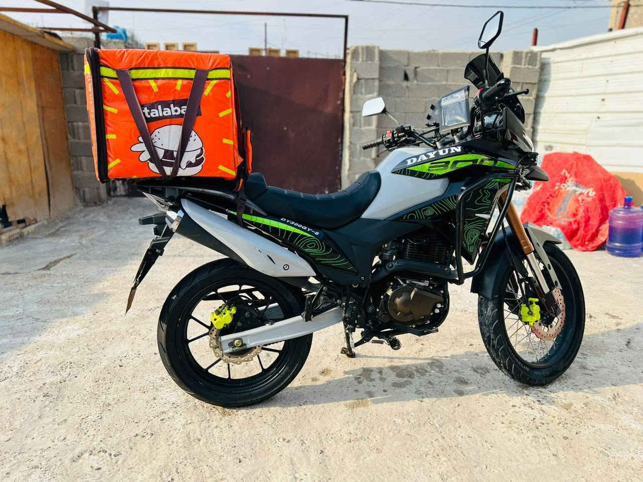 السلام عليكم
دايوان ادفنجر للبيع 
موديل 25 
محور تاير خلفي دايوان لايتي 
دراجة ماشية 18 
دهن موتل دراجة خير من الله 
سعر 3250 
*********** واتساب فقط 
مكانها بغداد البنوك
