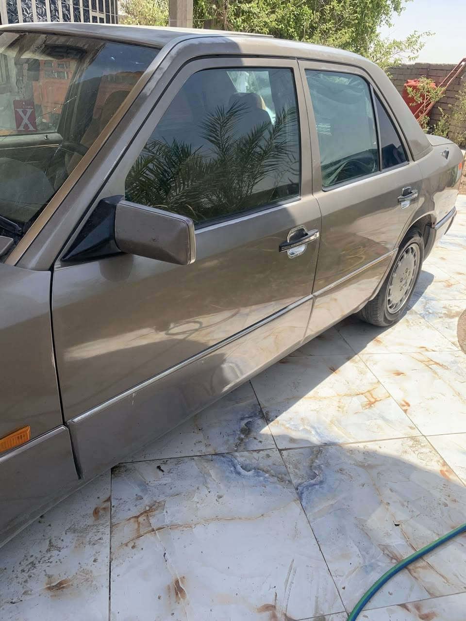 لسلام عليكم سياره مارسدس دب موديل 90 نضيفه ما ناقصها شي تبريد حداديه تخم تاير سنويه 28 فتحه سياره  لا معجون ولا صبغ بلادي عنوان بصره قرنه ***********
