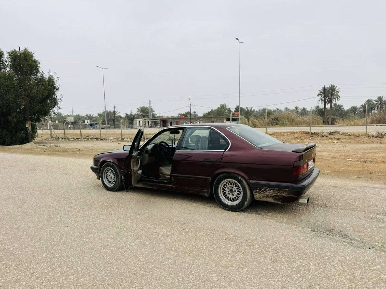 موديل 93 أصل BMW-525Ai
مكينة 6 سلندر فانوس لاتبخير ولا تنقيص
كير 3 وضعيات أوتو الماني 
السيارة فول مواصفات ماناقصه شي
التبريد ثلاجة تبديل غاز والفان جديد والكهربائيات 
موديل 1993 أصل بليته وسنويه📃
رقم سليمانية دولي وسنويه جديدة لل27 تحويل مباشر 
لون كرزي  
كشنات جلد كهرباء تدفئة جدد
جامات كهرباء 
تنته بالقمارة شغالة 
دشبول صاجي يخبل 
لايت سوارات دخاني زنون اصلي 
تخم سماعات جديد
راديو مسجل بلوتوث 
كهربائيات كلها شغاله انارة لايت كله جديده 
حدادية أمامية 

خلفية وسط
مكينة كاملة لا نضّح ولا تنقيص 
بجم عريض 🚗
منظومة بانزين جديدة من فيت بم الى الفيش الى الكلاص الى البخاخات  الى البلكات كلشي جديد 
تخم تاير جديد + باتري
ويل خلية جديد 
اكسل مفتوح  
 السيارة مصرف عليه هواي ونظيفة 
الرون بال140- يقراء 2

شراي يتصل مكان بابل ***********
