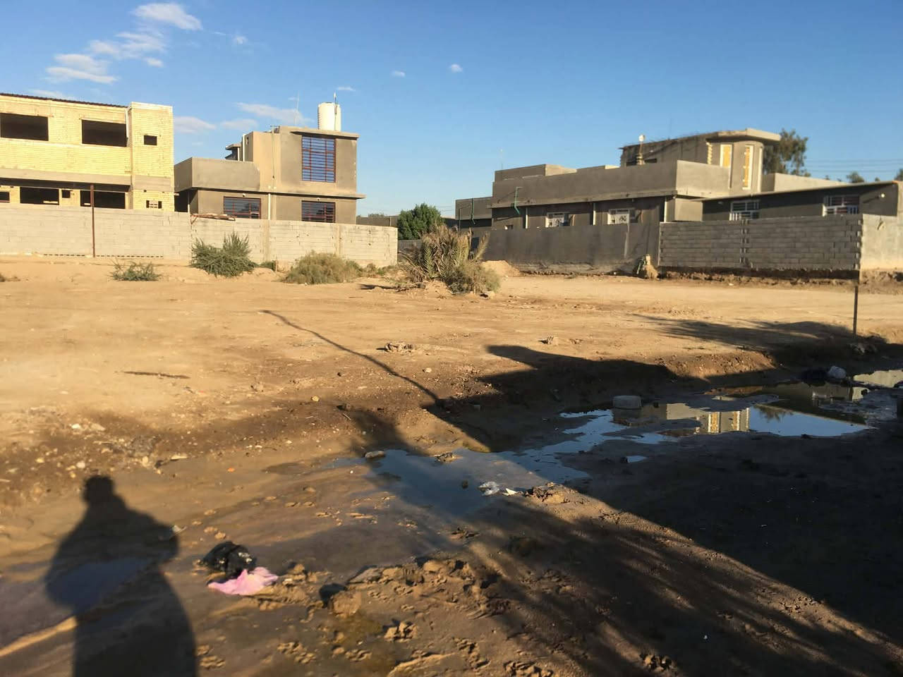 قطعه ارض للبيع مساحته 450م كامل الخدمات قرب نزله العزه تبعد عن التبليط 50م الاتصال ***********
