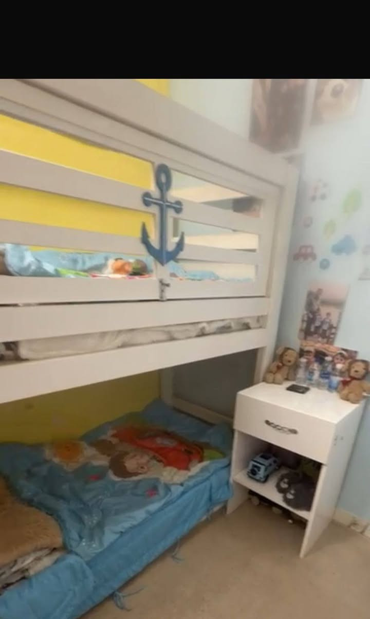 جرباية طابقين مال اطفال العمر لل١٠ سنوات واكثر هم تتحمل وقوية وتوصاه الخشب MDF وتتحمل الحد ١٠٠ كيلو والطابق الفوك بيه قفل وجكات علمود الطفل ليوكع امان اكثر ووياهة ميز تواليت ٤ مجرات ومراية وميز الصغير وكلش جديدة شخط مابيهة والمكان شارع فلسطين والسعر اتصل او تراسلني وتساب وتدلل ***********
