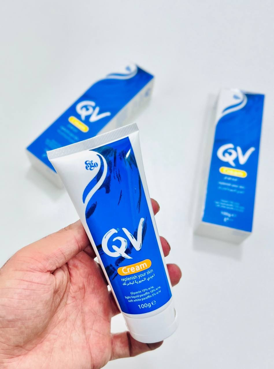 ⁨ 💙 كريم QV هو كريم ترطيب واقٍ غنيّ يُستخدم لتجديد وترطيب البشرة، خاصةً الجافة والحساسة منها. 🎀✨
يُستخدم لتخفيف وعلاج حالات الجلد الجافة مثل التهاب الجلد، الأكزيما، الصدفية، الجفاف أو السماك. 
 يحتوي على الجلسرين (10%)، البرافين السائل الخفيف (10%)، والبرافين الأبيض الناعم (5%). كما يحتوي على السكوالين، وهو مكون طبيعي موجود في زيت الجلد. 
المميزات :
يساعد على حبس الرطوبة الطبيعية عن طريق العمل كحاجز واقٍ. تركيبة متوازنة الحموضة، منخفضة التهيج، وخالية من العطر واللون واللانولين والبروبيلين جليكول مناسب للبشرة الحساسة. 100ml

توجد توصيل لجميع المحافظات العراق 🇮🇶🚚🚕للحجز والاستفسار يرجى التواصل عبر الخاص 📩💌توجد لدينا عروض خاصة وخصومات وهدايا 🎁😍⁩


**إذا كنت صاحب هذا الإعلان وتريد حذفه لأي سبب، رجاءا أرسل رسالة إلى الدعم الفني**