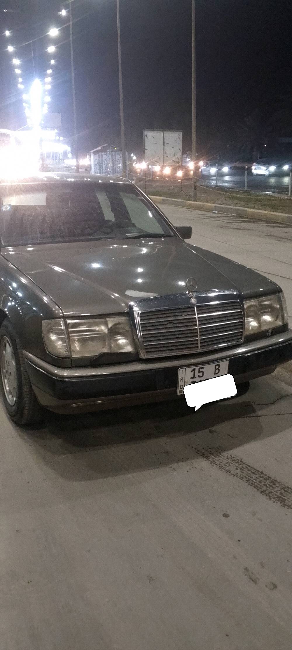 السيارة مرسيدس بنز متوفرة للبيع، لونها رمادي وموديل قديم كلاسيكي. السيارة في حالة جيدة من الداخل والخارج كما هو موضح في الصور.