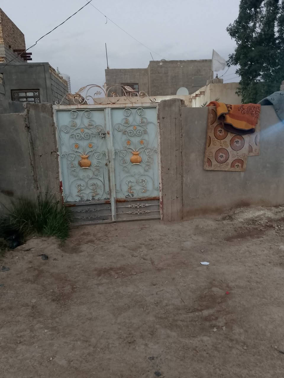 سلام عليكم الدار للبيع المكان القاسم ع حي السعيدي مقابل جامعه الخضراء يبعد عن طريق يا حسين 150متر المساحه 200متر الاستفسار على رقم ***********
