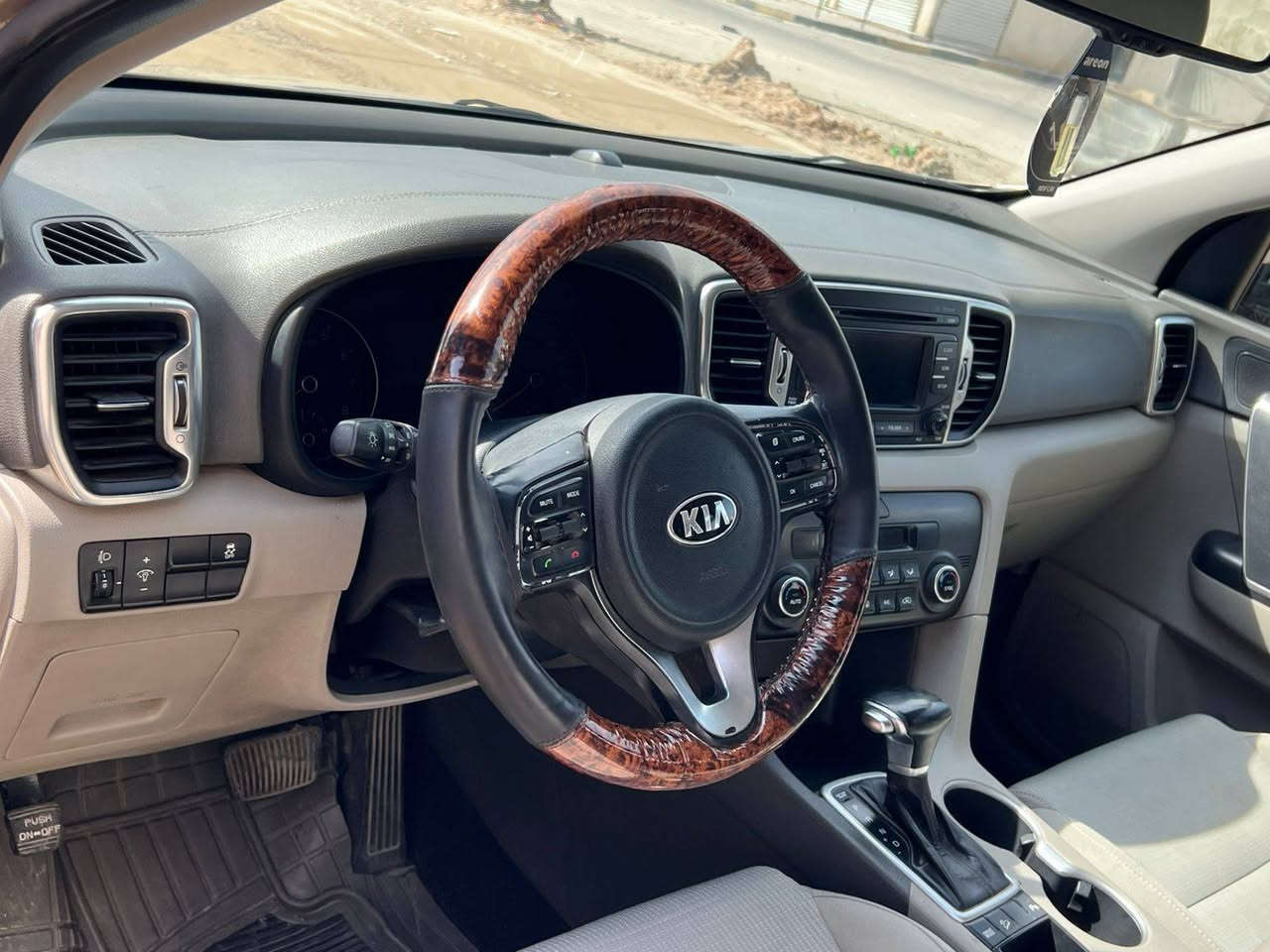 سلام عليكم خوان عندي سيارة البيع كيا سبورتج موديل ٢٠١٧رقم،بصرة بسمي السياره مكفولا من كلشي السعر١٦٣،وابيهامجال ***********
