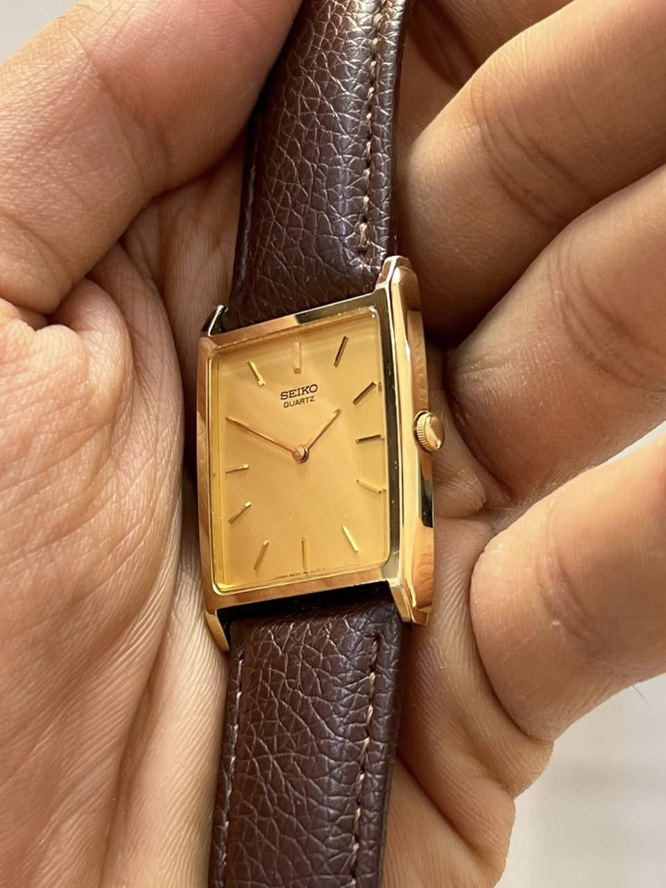 سيكو تانك | seiko Tank
طلاء ذهب SGP
هيكل مطلي بطبقة رقيقة من الذهب بتقنية SGP Seiko Gold
الأصلية، مما يمنحها لمعة الذهب الحقيقي العميقة 
كلاسيكي نوادر
القطر 33*32
كوارتز 
🔸للاستفسار أكثر عن القطعة يرجى التواصل خاص🔻


**إذا كنت صاحب هذا الإعلان وتريد حذفه لأي سبب، رجاءا أرسل رسالة إلى الدعم الفني**