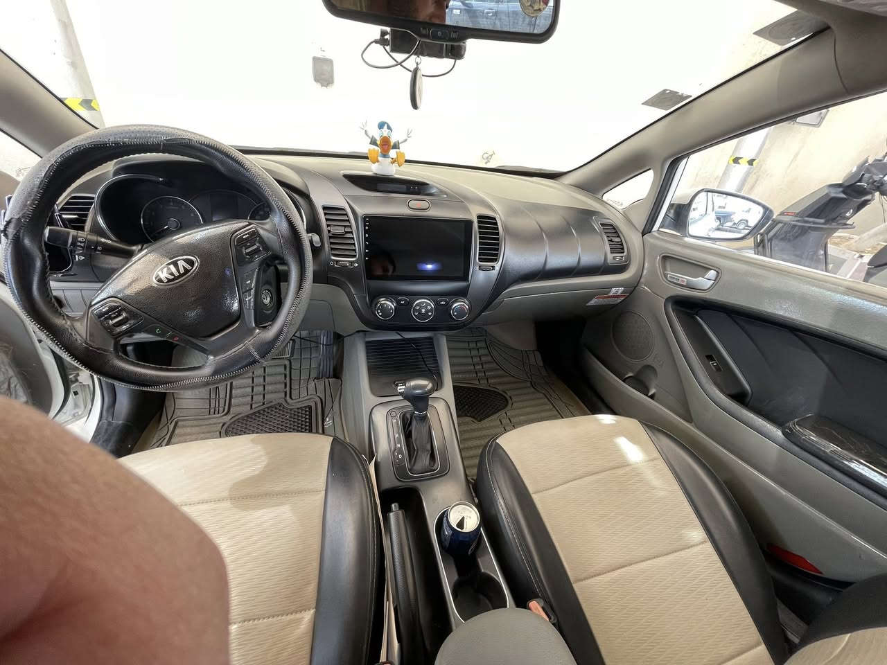 سلام عليكم للبيع كيا
سيراتو 2017 خليجي
محرك 1600 دوش
رقم بغداد الدولي بااسمي
بيه منظومه غاز كامله
بيها الباب الوره السايق كلير
والدعاميه صبغ وبيها كم مكان بارد
الدواسه بجة السايق صبغ 
وبيها بالجاملغ الايسر ضربه مال دراجه مصورها بالفديو
سونار موجود عندي
مغلفه كلها من جوه نايلون ودوشمه
تحكم ستيرن
مري شفط
تخم تاير قبل اسبوعين شديته
ويل كب 16 
السعر 120 
مكاني بغداد 
الاتصال ***********
