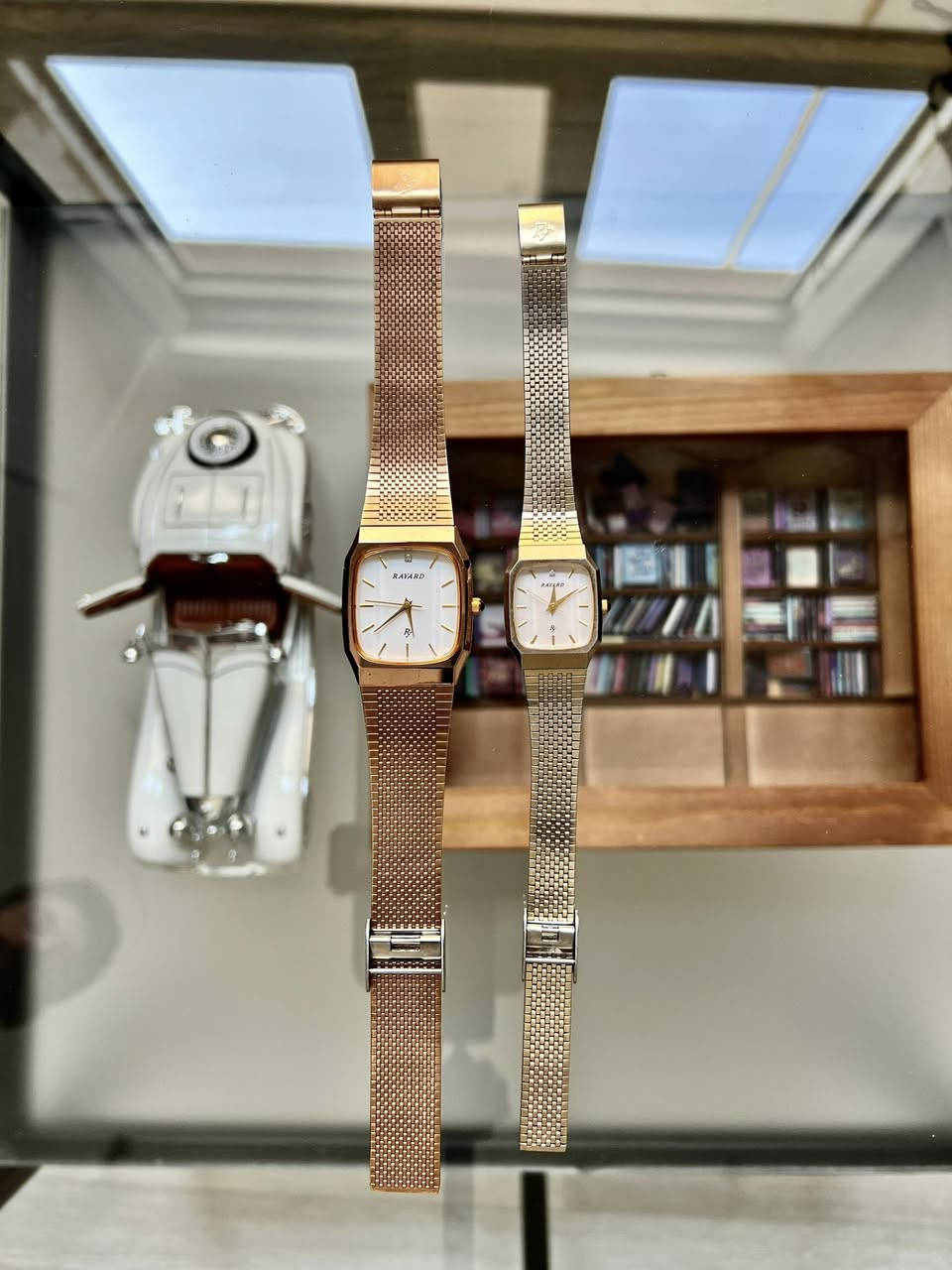 ساعات تونز يابانية المنشأ من ماركة RAYARD (رجالي ونسائي) بتصميم "Vintage" راقي يجمع بين البساطة والفخامة.
مميزات الساعات 🔎.
• التصميم: إطار ذهبي فخم بشكل هندسي فريد وجذاب.
• الميناء: لون أبيض ملكي مرصع بـ فص كريستال عند الرقم 12 ليعطي بريقاً لافتاً.
• السوار: "حصير" (Mesh) ستانلس ستيل مريح جداً، يمنح معصمك مظهراً أنيقاً ويناسب جميع المقاسات.
• الحالة: نظيفة جداً وبحالة ممتازة (نفس الصور تماماً).
• الطابع: ساعات "Slim" نحيفة وخفيفة الوزن، تعطي مظهراً كلاسيكياً راقياً تحت قميص البدلة أو مع الملابس الرسمية.
▪️للمزيد من التفاصيل يرجى التواصل على الخاص 🔻


**إذا كنت صاحب هذا الإعلان وتريد حذفه لأي سبب، رجاءا أرسل رسالة إلى الدعم الفني**